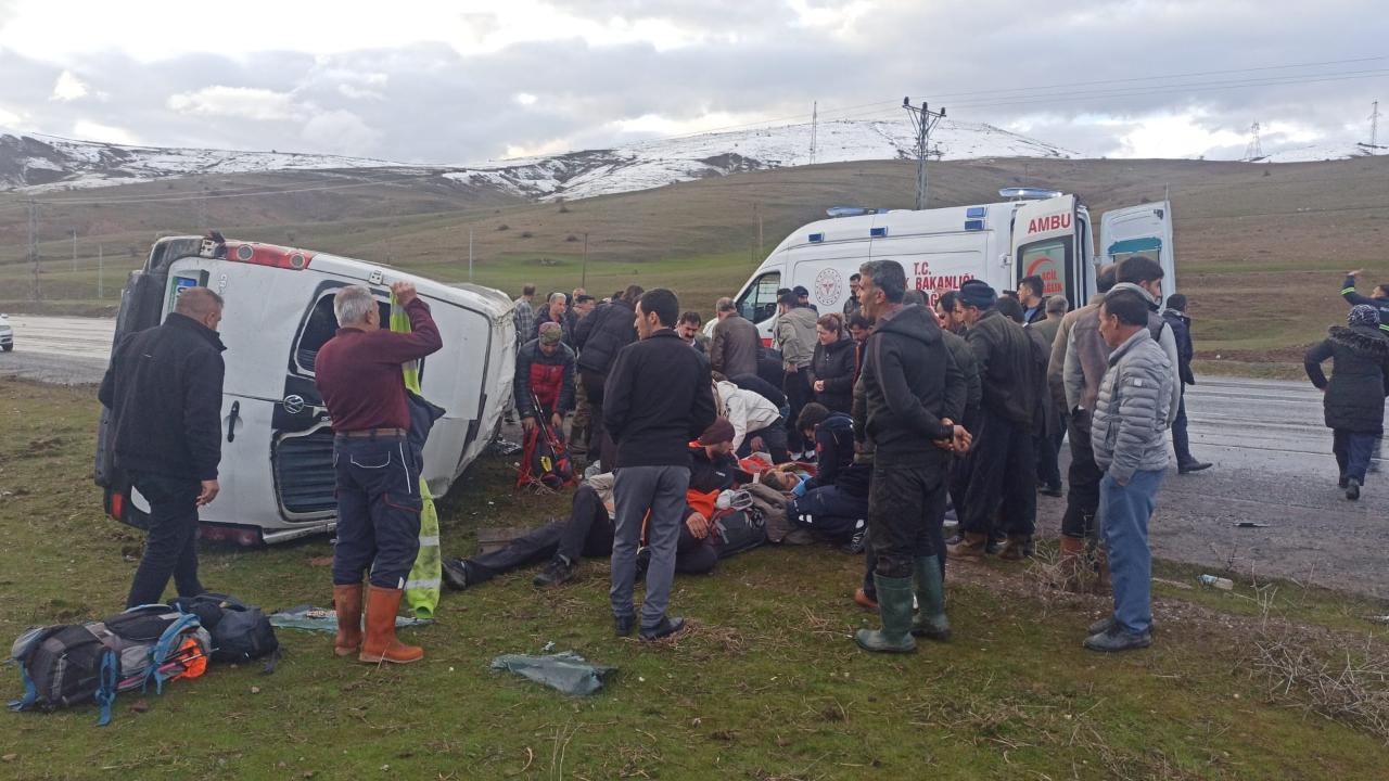 Dağcıları taşıyan minibüs takla attı: Çok sayıda yaralı var!