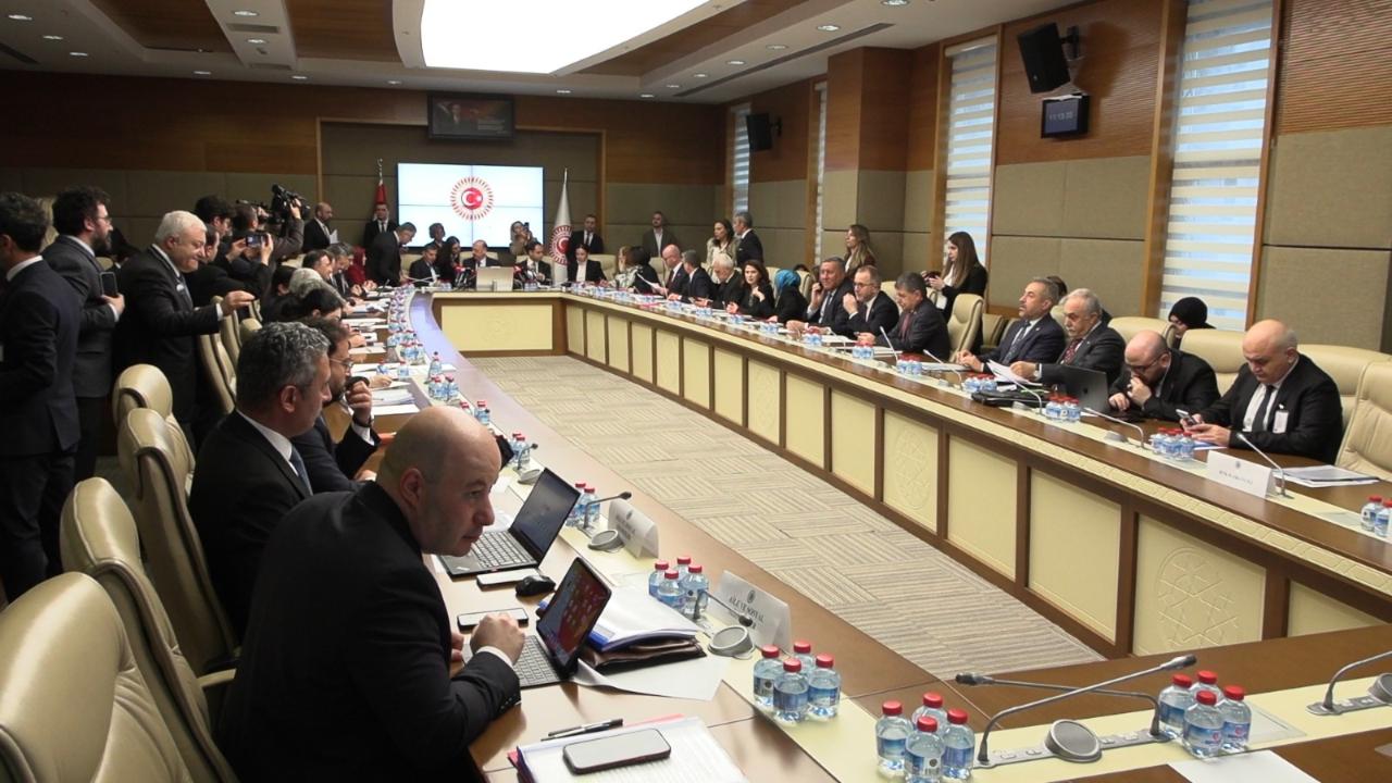 Doğum izni ve sosyal medya düzenlemesi teklifi komisyonda!