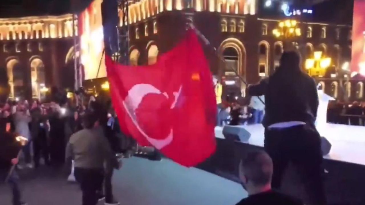 Ermenistan'da Türk Bayrağı yaktılar! Paşinyan'dan açıklama