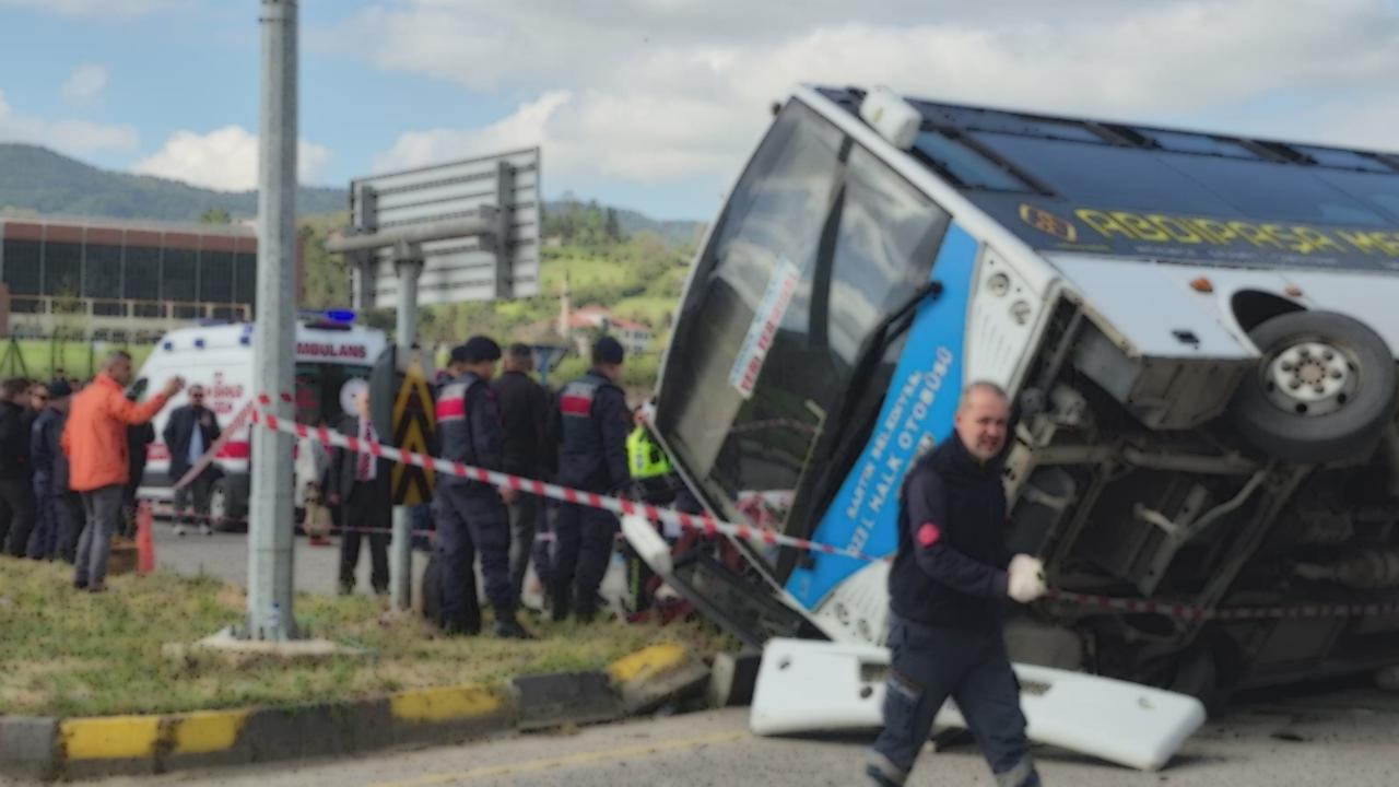 Halk otobüsü otomobilin üzerine devrildi: 44 yaralı