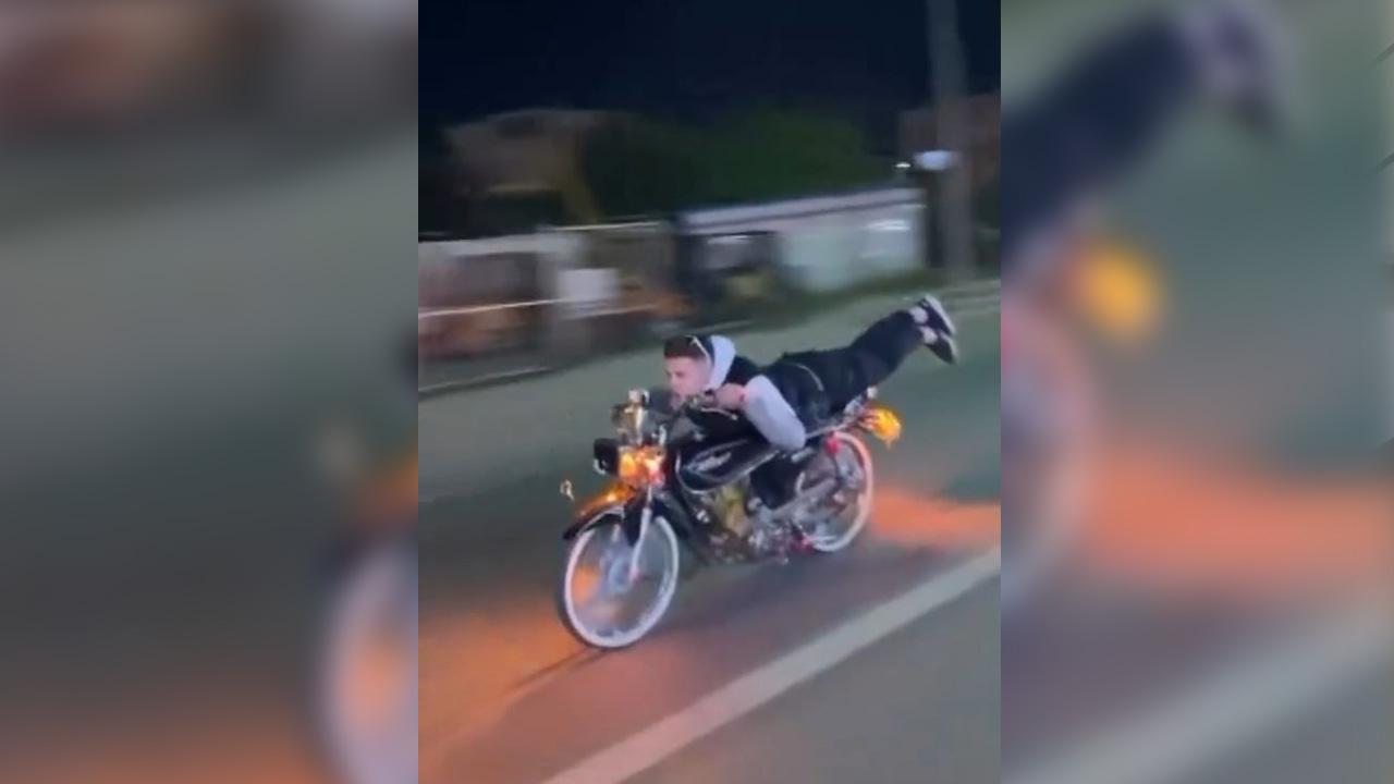 Motosiklet üzerinde tehlikeli şov: Canını hiçe saydı!