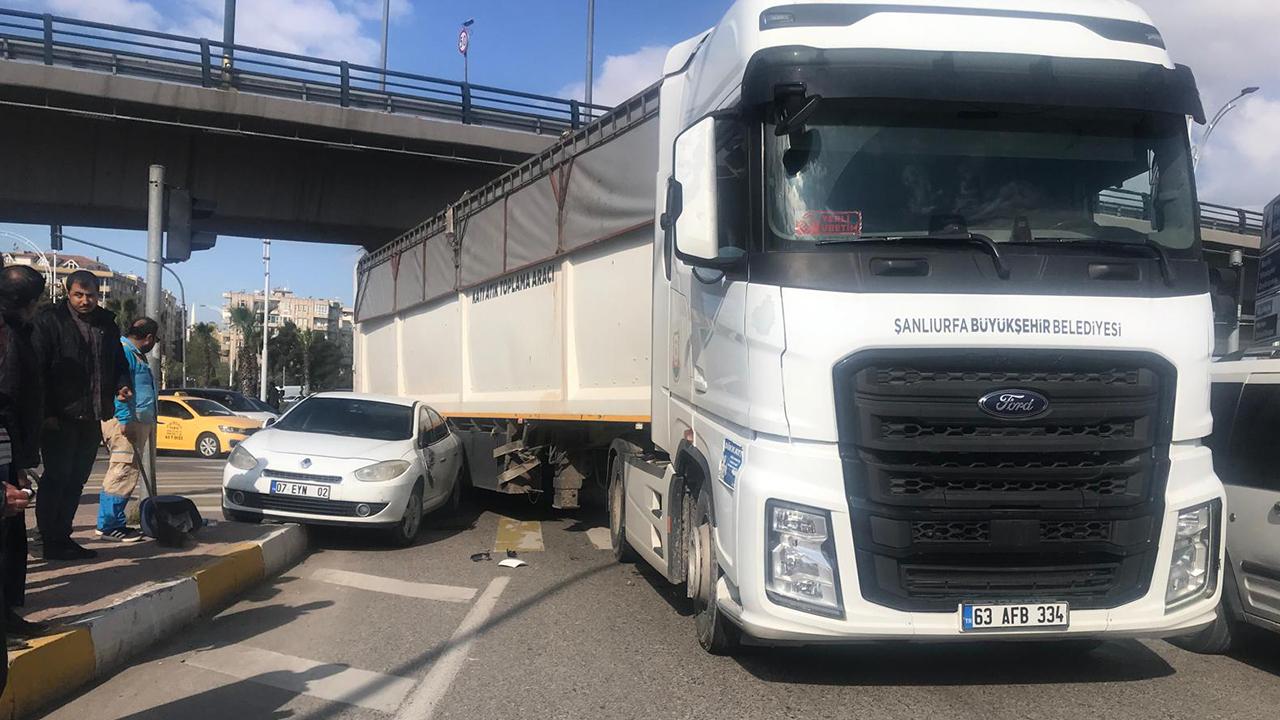 Abide Kavşağı'nda tır ile otomobil çarpıştı: Yaralılar var!