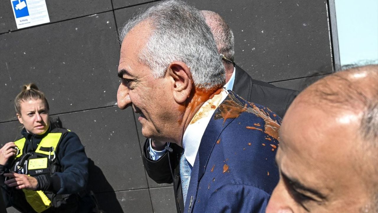 Rıza Pehlevi, cam fanus içinden kalabalığa konuştu