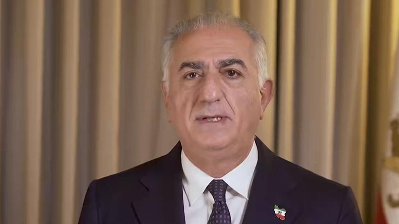 Rıza Pehlevi'ye domates soslu saldırı!