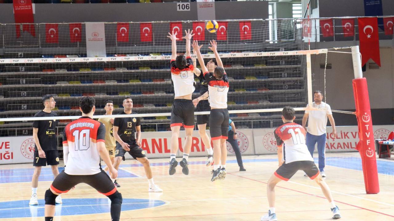 Büyükşehir Voleybol Takımı set vermedi!