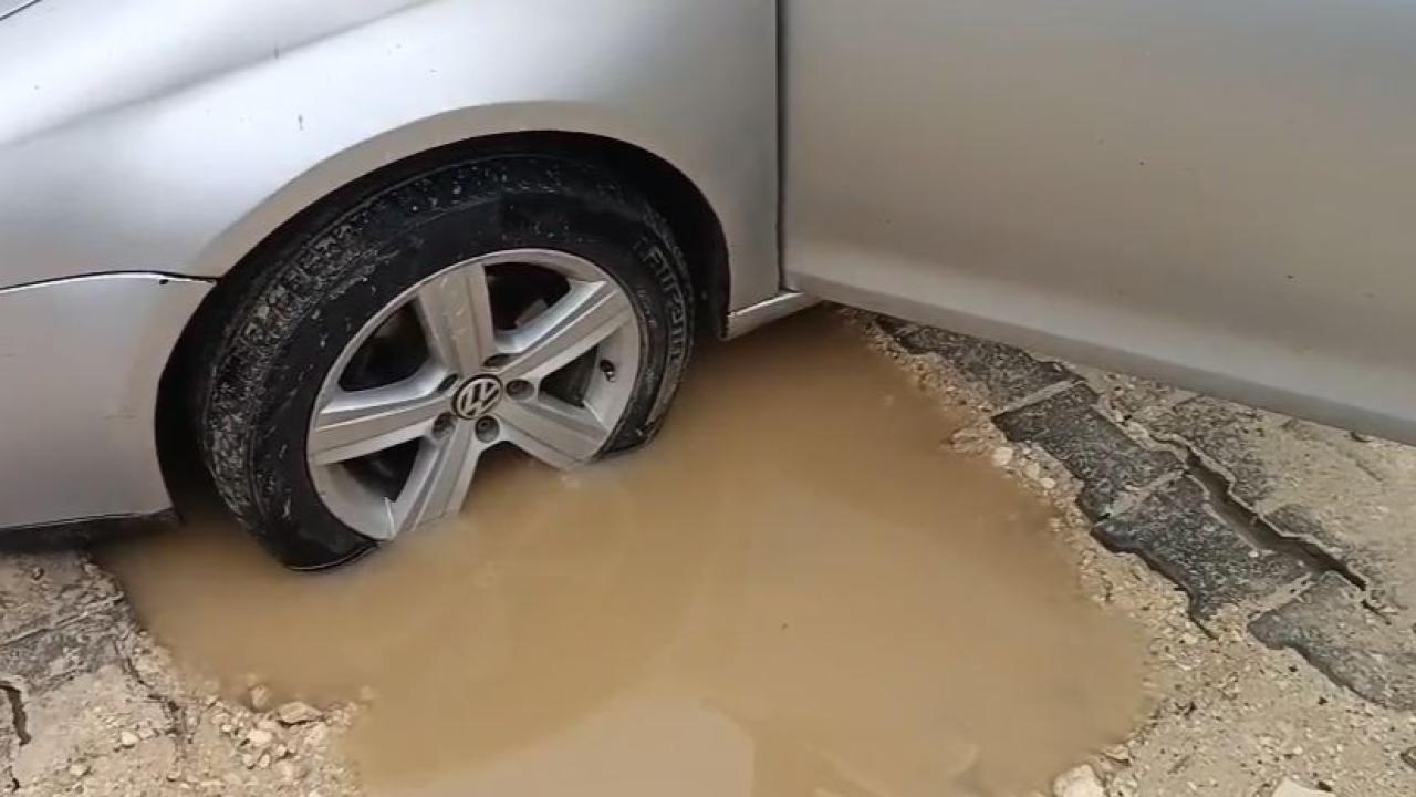 Şanlıurfa'da önlemsiz çalışma: Araç çukura saplandı!