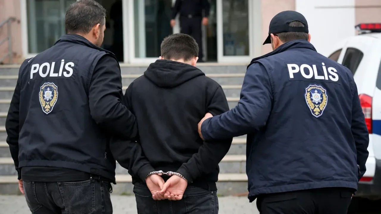 Sosyal medya hesabından silahla paylaşım yapan öğrenci gözaltına alındı!