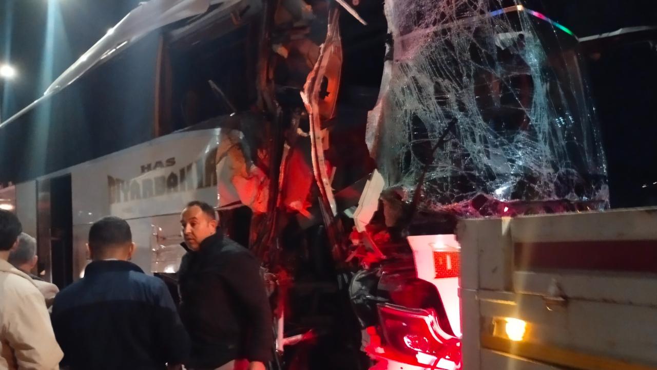 Yolcu otobüsü tıra çarptı! Feci kazada çok sayıda yaralı var!