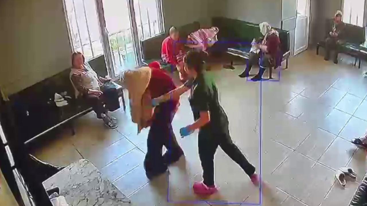 Bakım merkezinde skandal: Yaşlı hastaya şiddet kamerada!