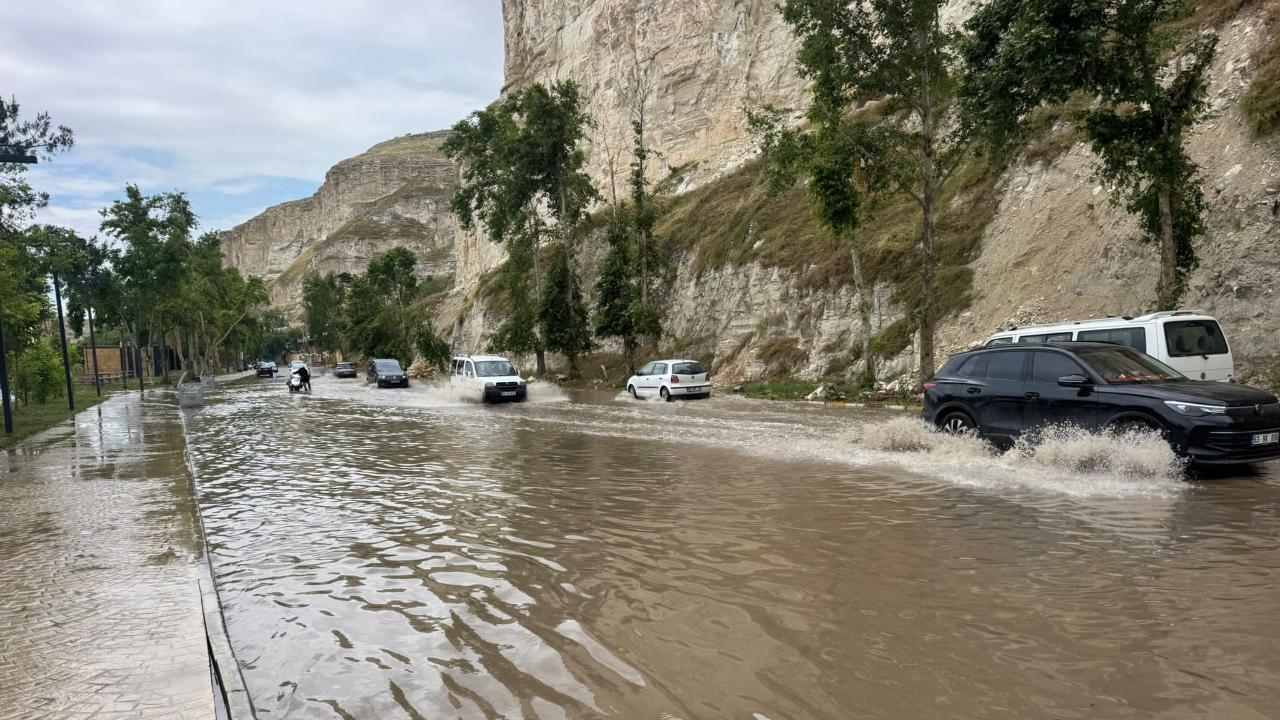 Birecik'te Fırat Taştı: İş yerlerini su bastı!