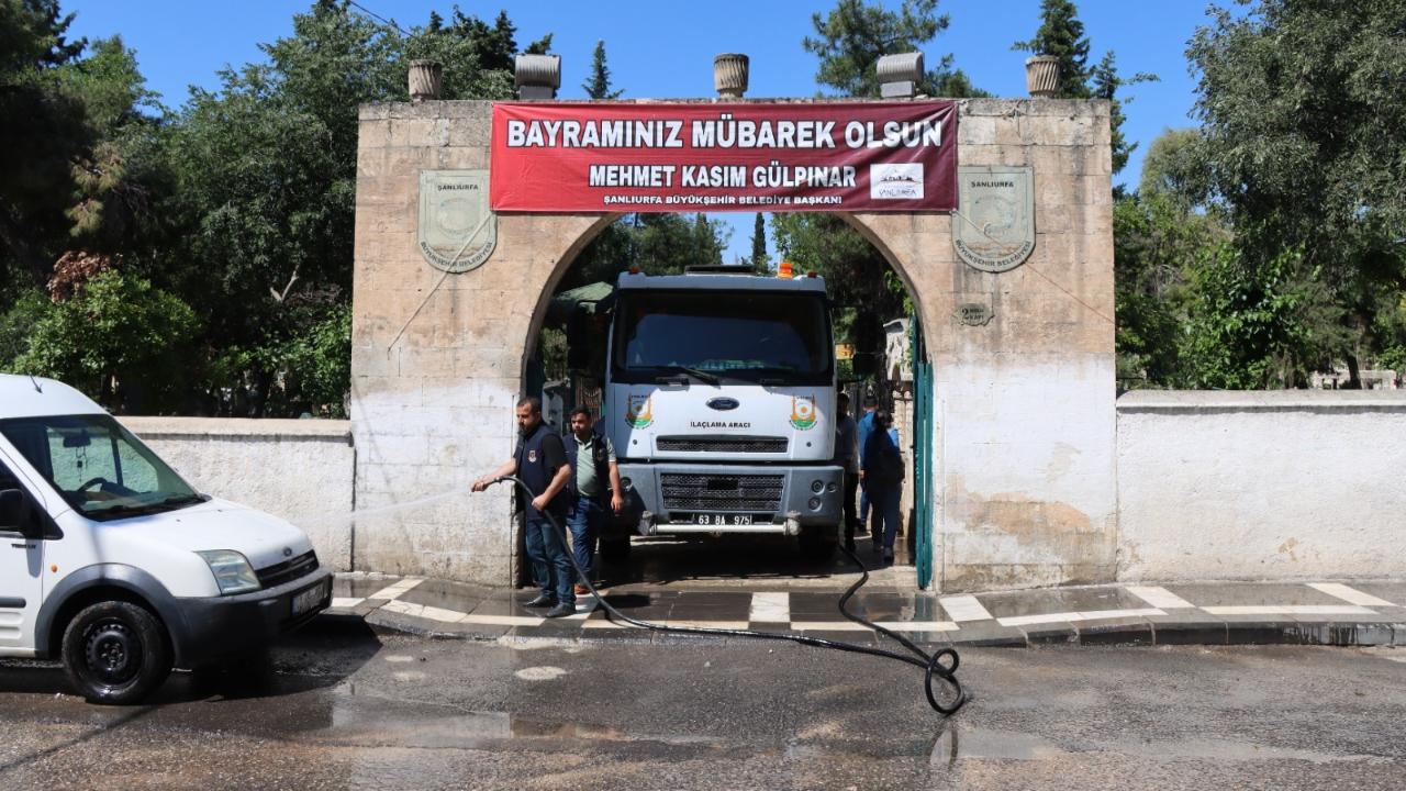 Büyükşehir ekipleri mezarlıkları bayrama hazırladı!