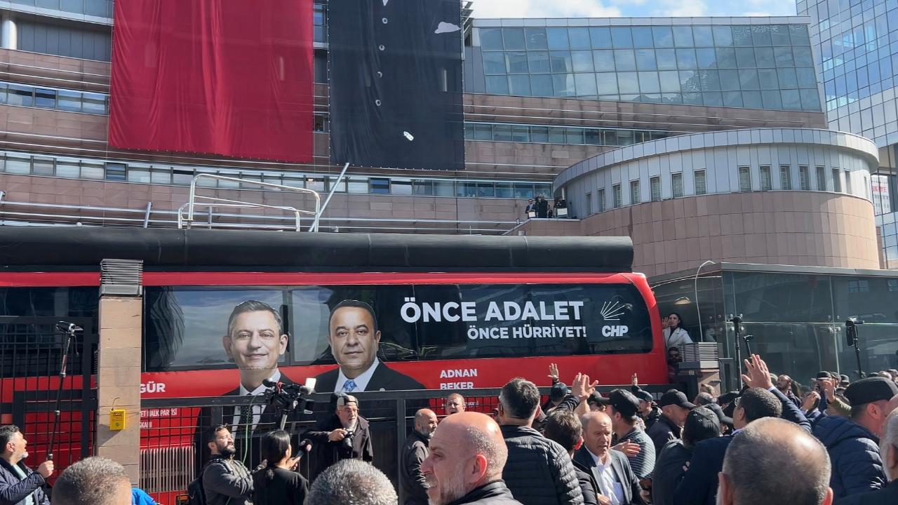 CHP Genel Merkezinin önünde tartışma: Su şişeleri fırlatıldı!