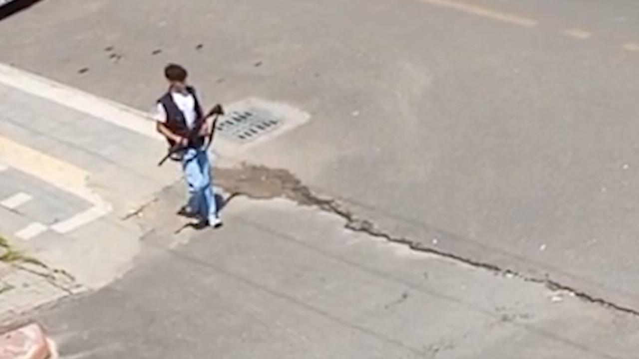 Eli silahlı şahıs etrafa rastgele ateş açtı: Korku dolu anlar kamerada