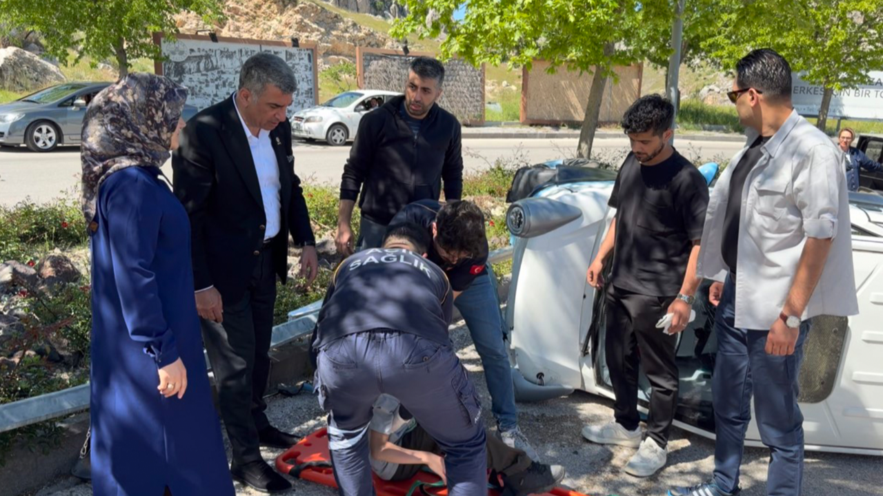 Elektrikli araç devrildi: İlk müdahaleyi milletvekili yaptı!