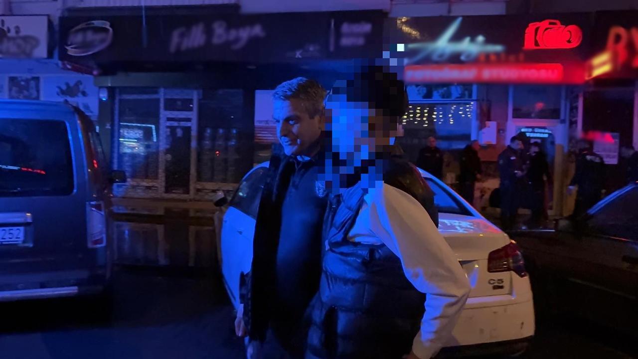 Ellerinde tüfekle sokakta dolaştılar: Polis kıskıvrak yakaladı