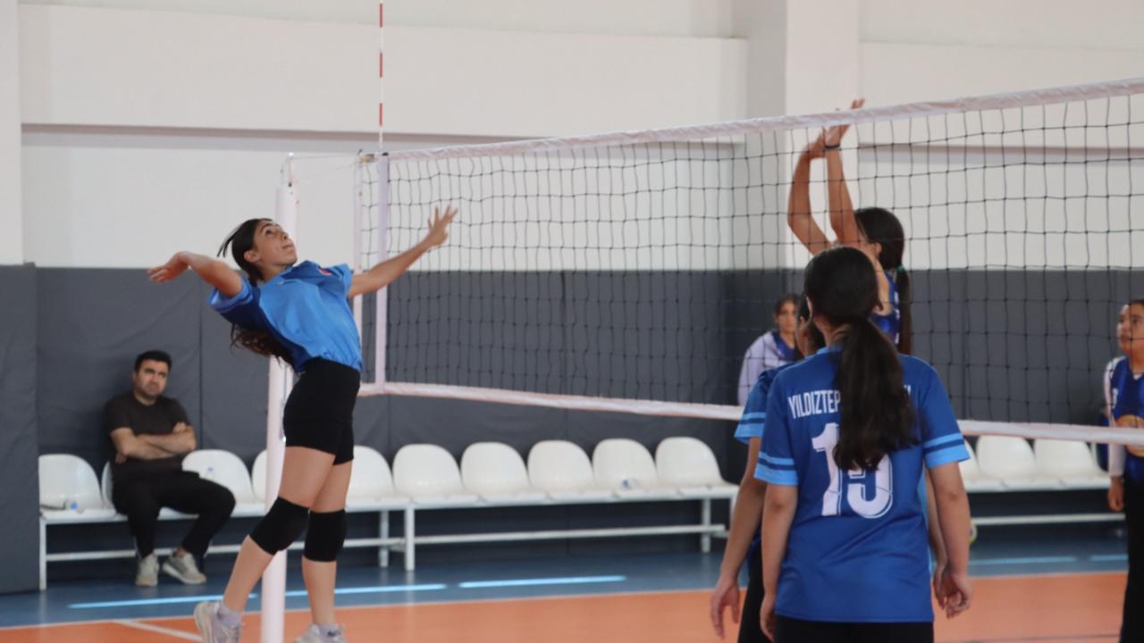Karaköprü'de voleybol turnuvası heycanı!
