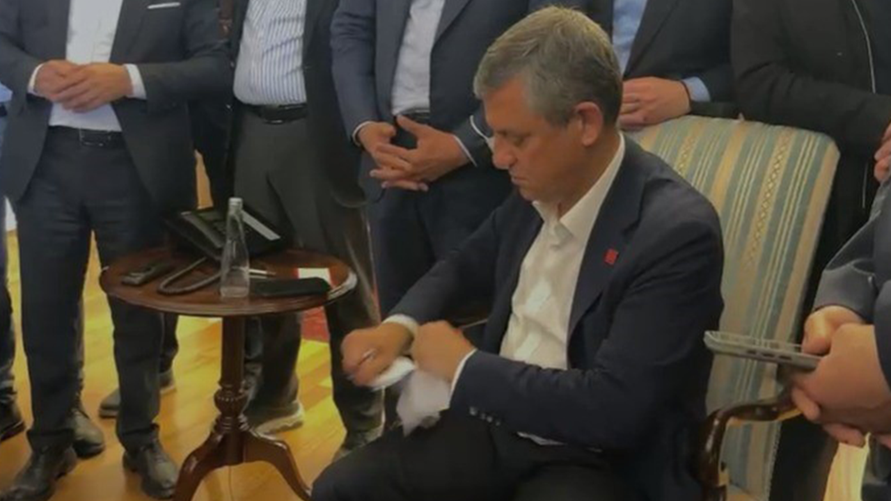 Özgür Özel, verilen mutlak butlan tebligatını yırttı!