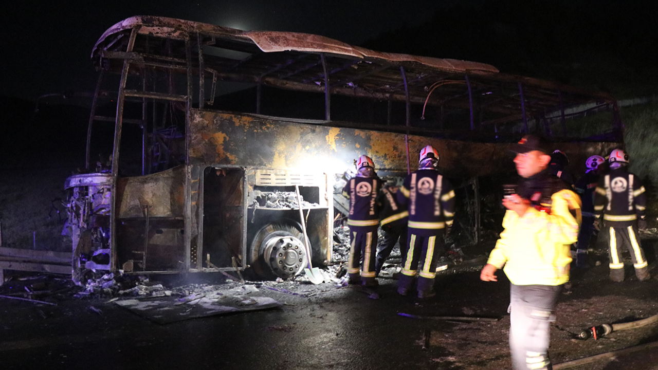 Yolcu otobüsü bariyerlere çarptı: Çok sayıda ölü ve yaralı var!