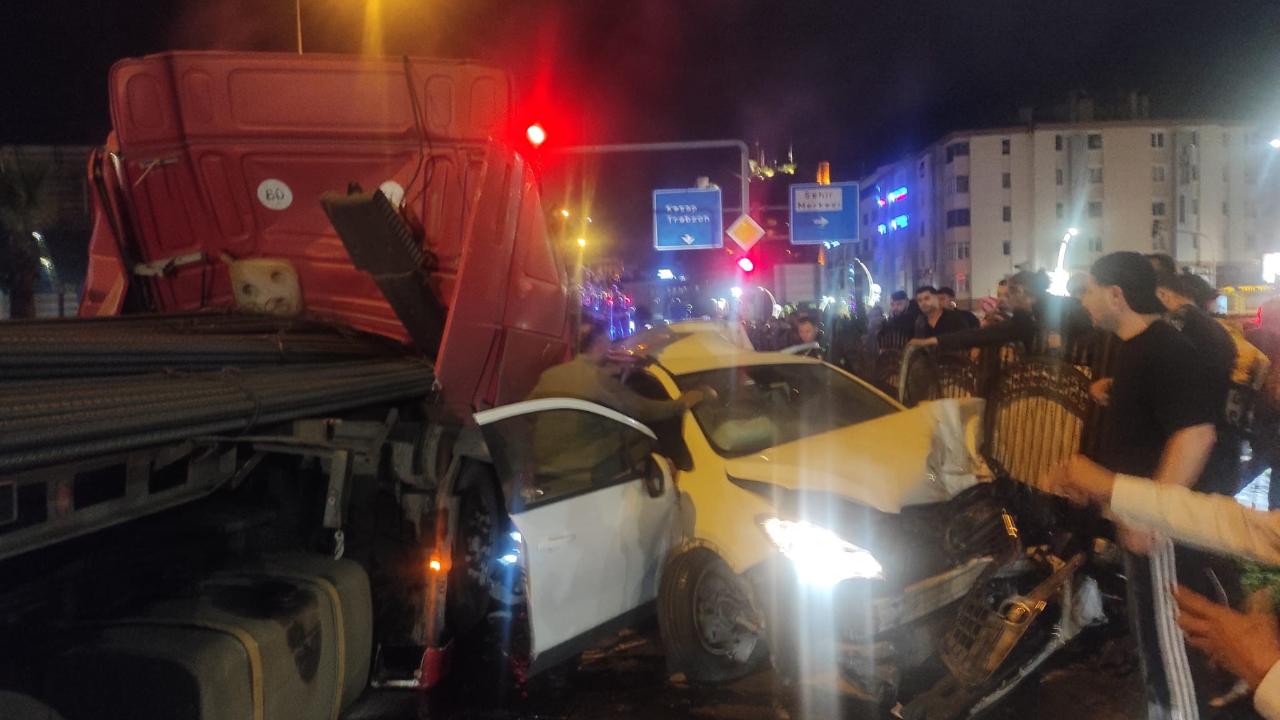 Tır iki otomobile çarptı: Çok sayıda ölü ve yaralı var!