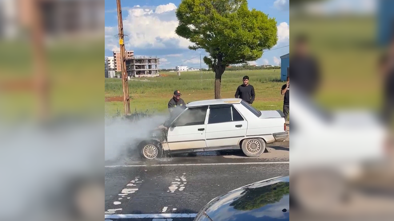 Urfa'da seyir halindeki otomobil alev aldı!