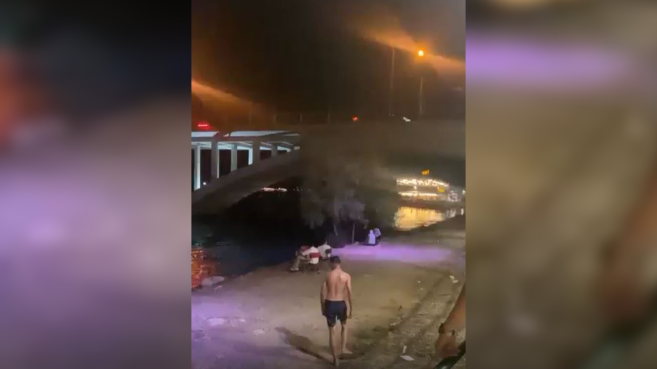 Urfa'da tehlikeye aldırış etmeden akıntılı suda yüzdüler!