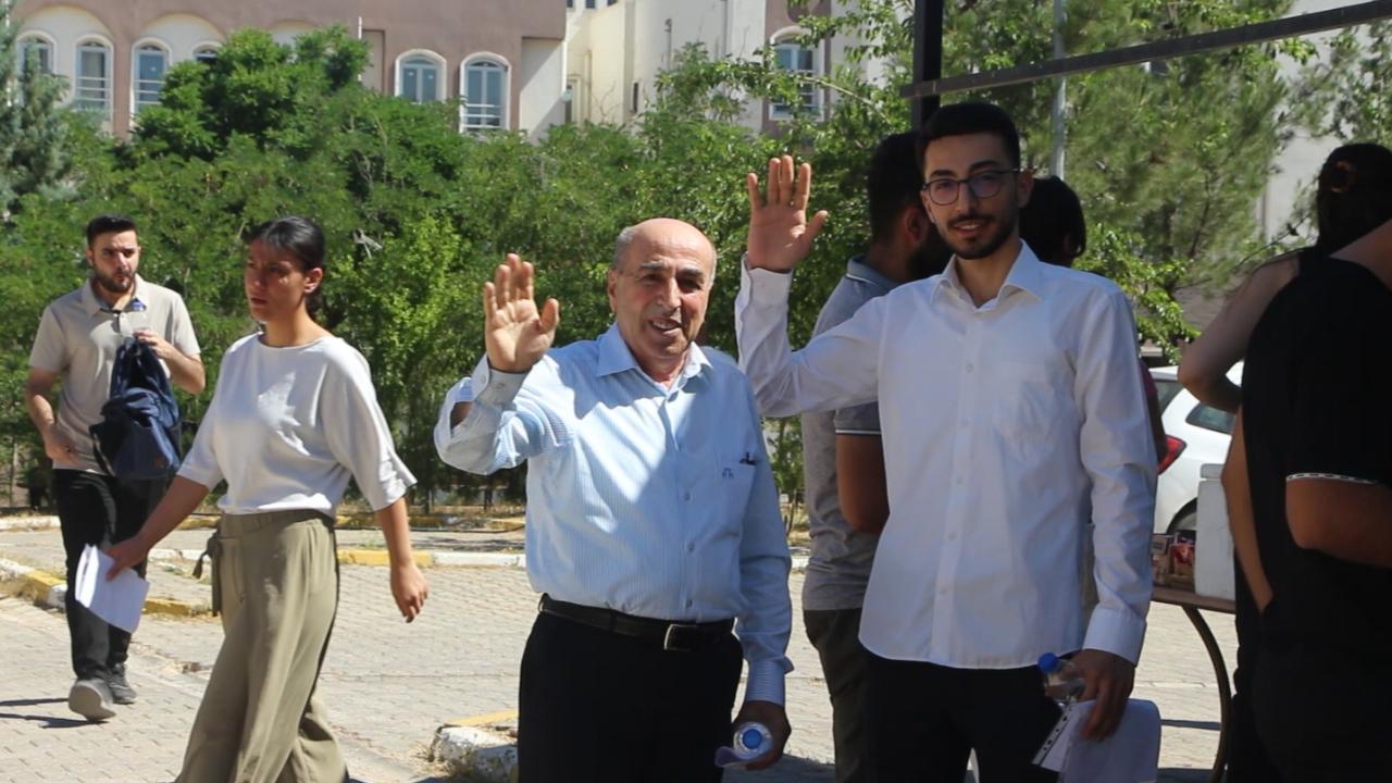 70 yaşındaki baba 25 yaşındaki oğlu ile sınava girdi!