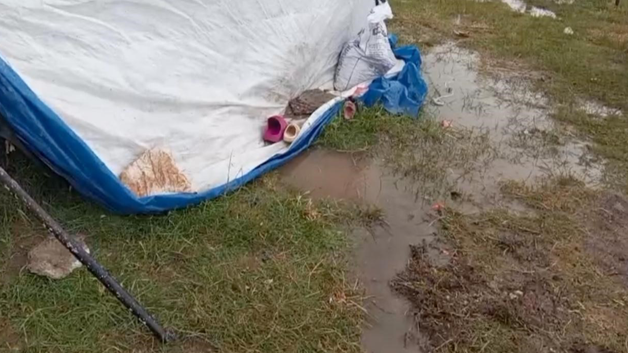 Çadırlarını su basan mevsimlik işçiler yardım bekliyor!