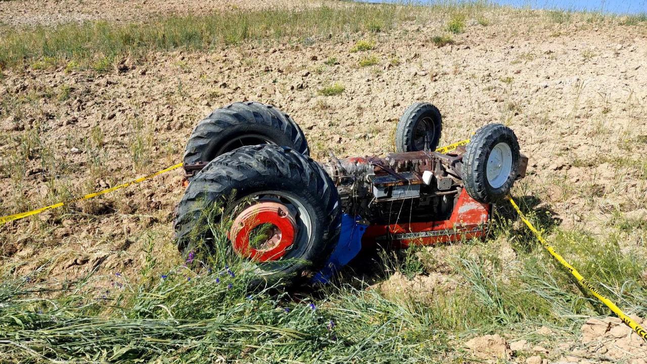 Devrilen traktörün altında kalan çiftçi öldü!