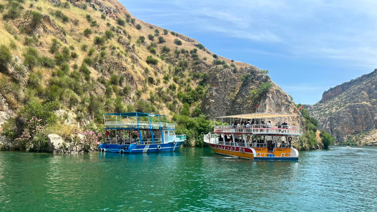 Halfeti’de arızalanan tur teknesi kıyıya sürüklendi!