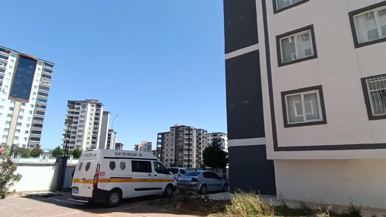 Kan donduran olay: Anne, çocuğuyla birlikte 8. kattan atladı!