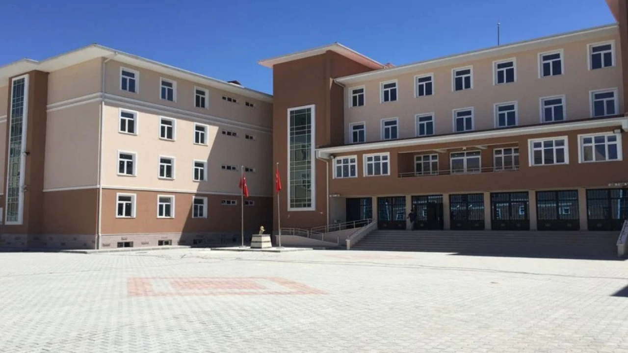 Lise öğrencisi okulun 2. katından atladı!