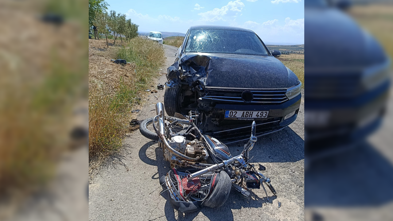 Otomobil ile motosiklet çarpıştı: Hastaneye kaldırıldı!