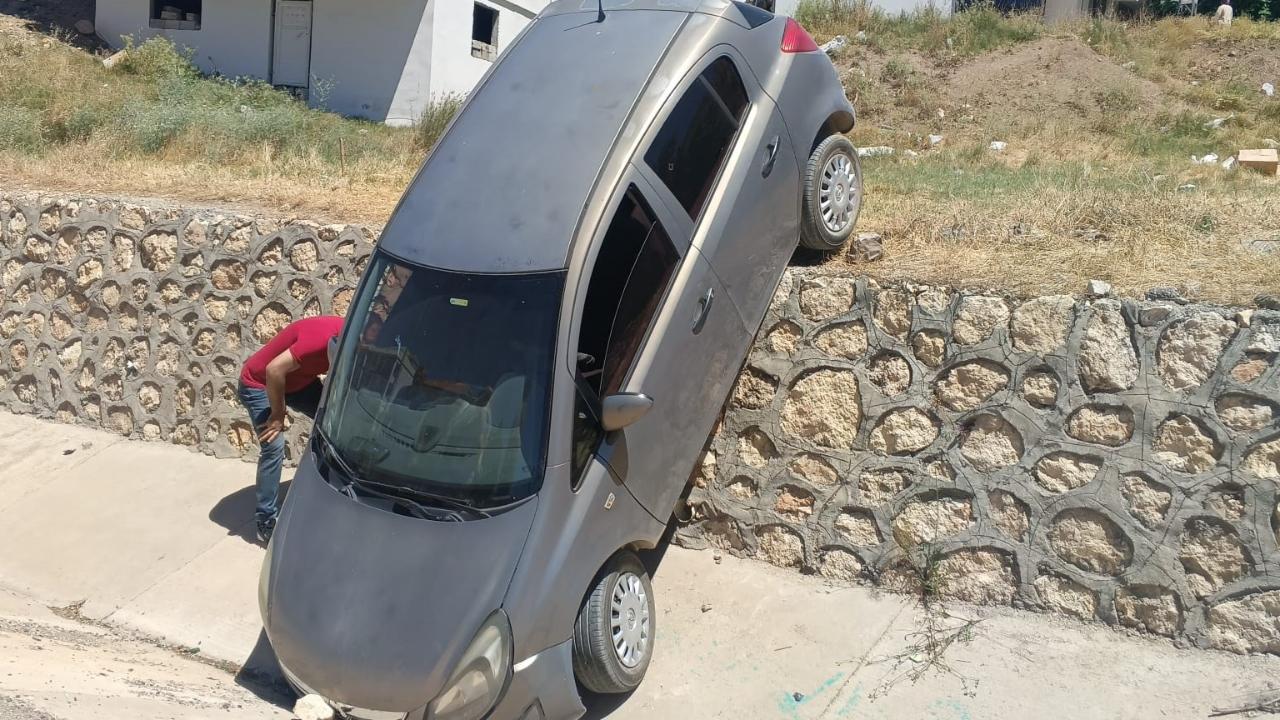 Otomobil istinat duvarından düştü!