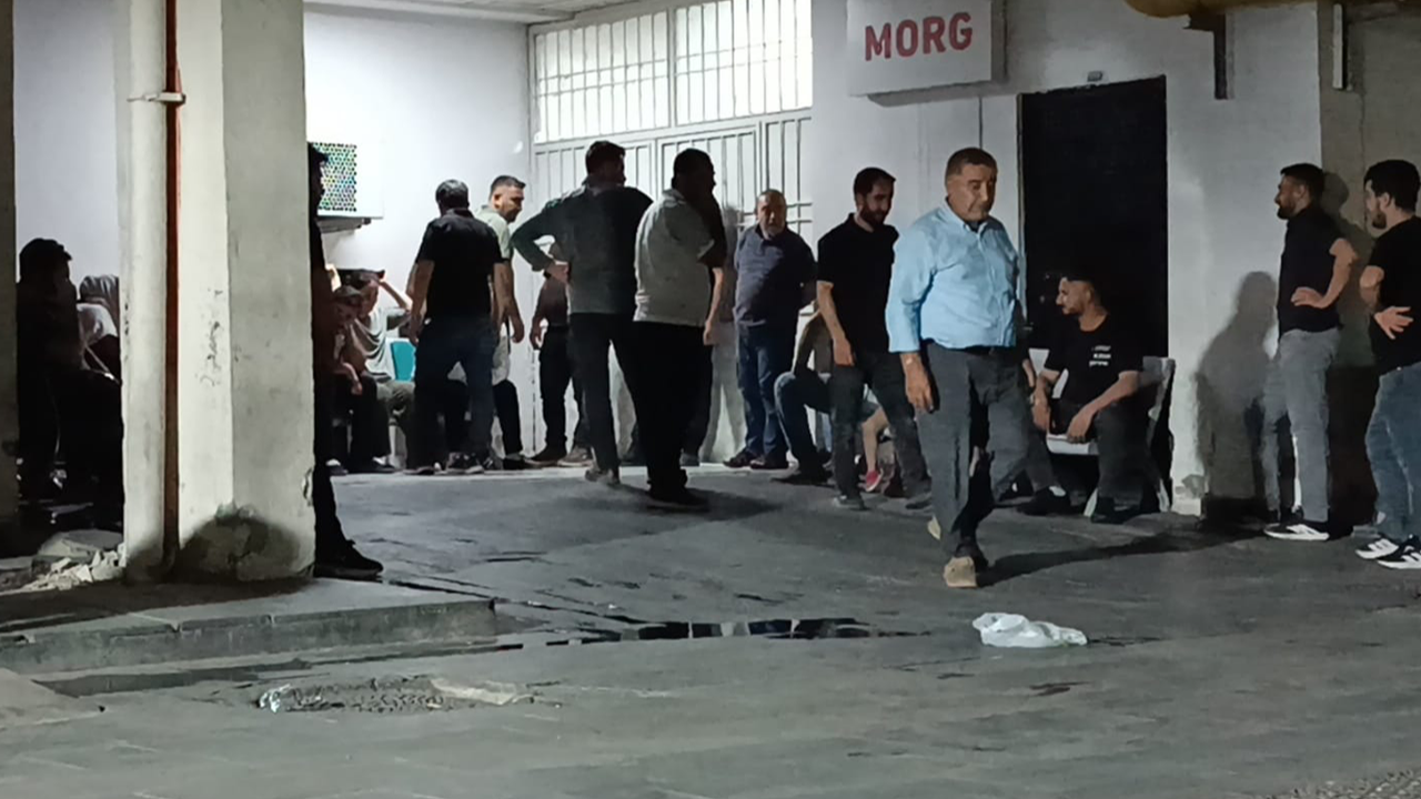 Otomobilin camından sarktı! Feci şekilde can verdi!