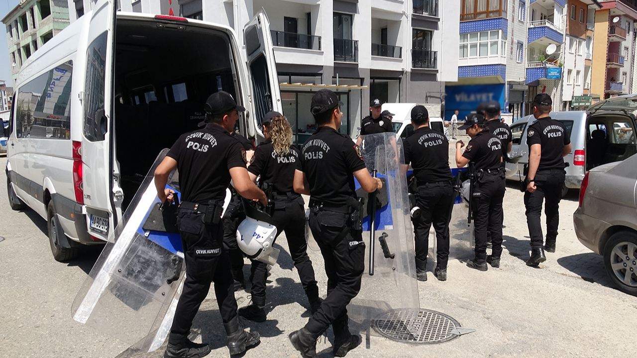 CHP  İl Başkanlığı binasında gerginlik!