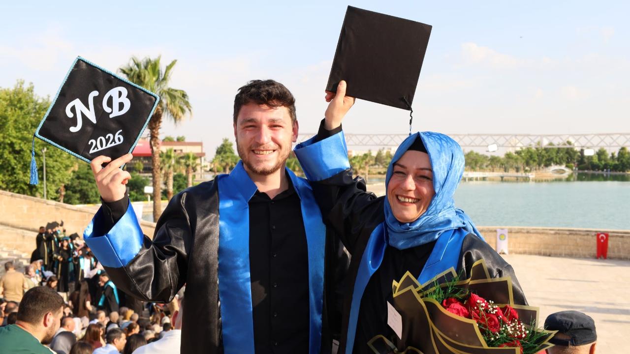 Şanlıurfa'da anne ile oğlu aynı sıradan mezun oldu!