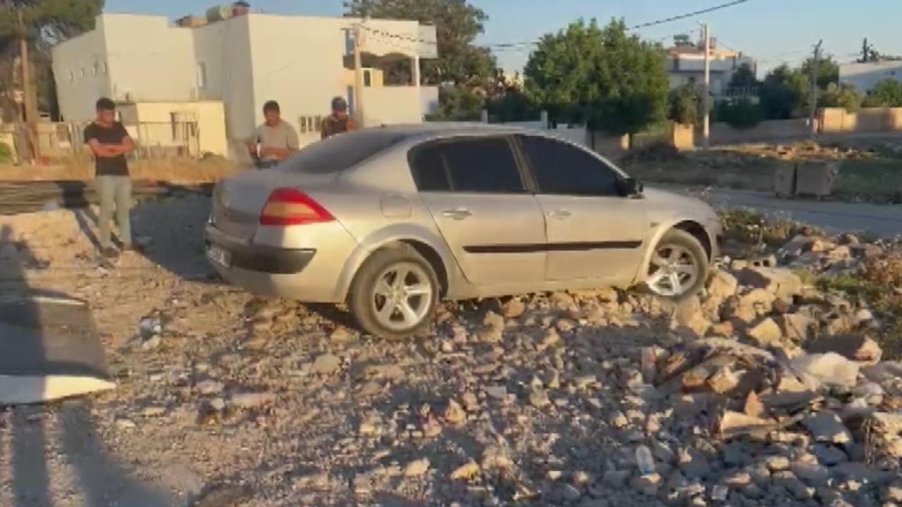 Şanlıurfa'da park halindeki araç çukara düştü!