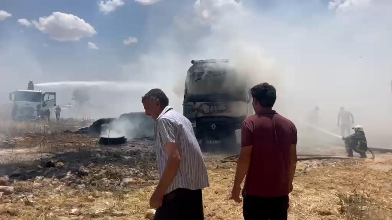Şanlıurfa'da saman yüklü TIR alev topuna döndü!