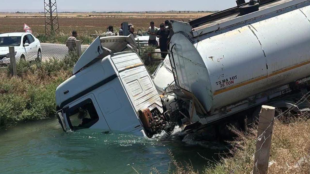 Şanlıurfa'da tanker ve kamyon sulama kanalına uçtu!