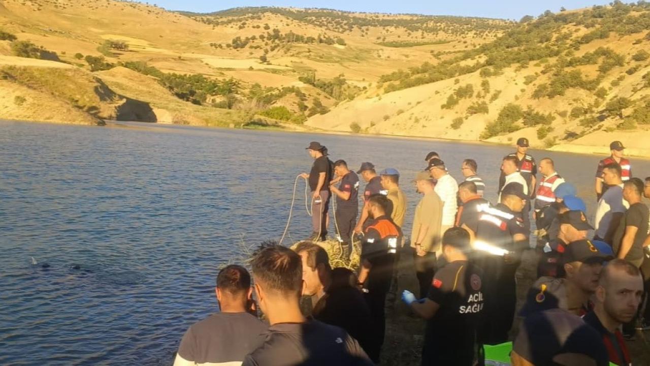 Serinlemek için girdiği gölette boğuldu!