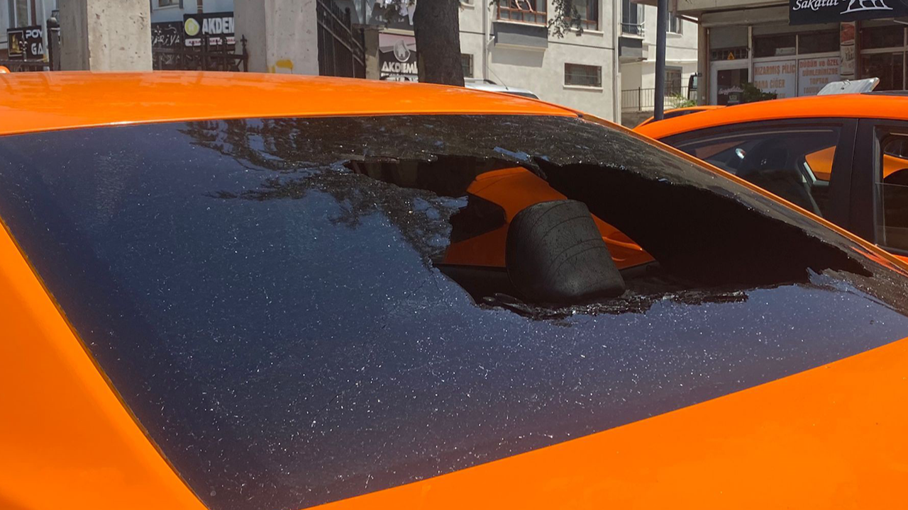 Taksi durağına satırlı ve sopalı saldırı!