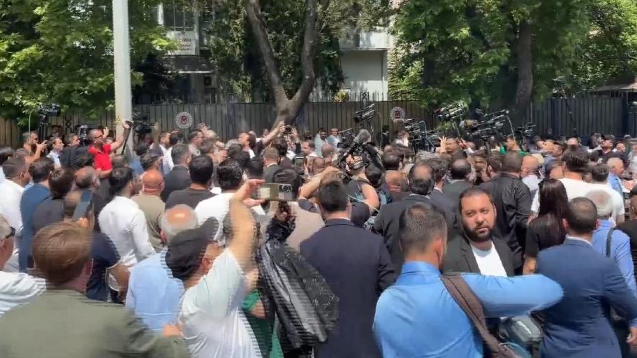 TBMM önünde Kılıçdaroğlu ve Özel destekçileri arasında gerginlik
