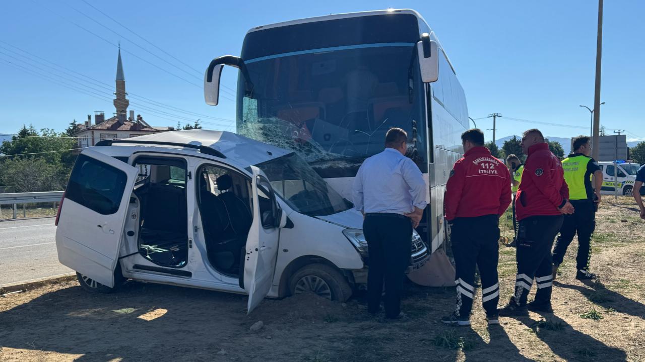 Tur otobüsü ile hafif ticari araç çarpıştı!