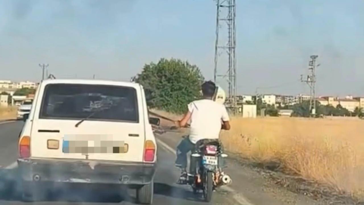 Urfa'da faciaya davetiye çıkaran hareket: Otomobile tutunup ilerledi!