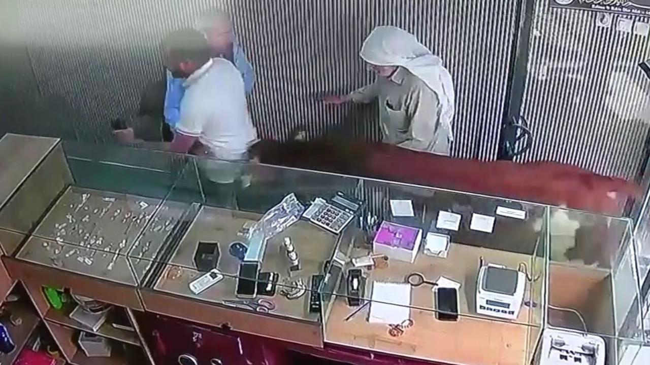 Urfa'da kaçan dana kuyumcu dükkanına daldı: Müşteriyi yaraladı!