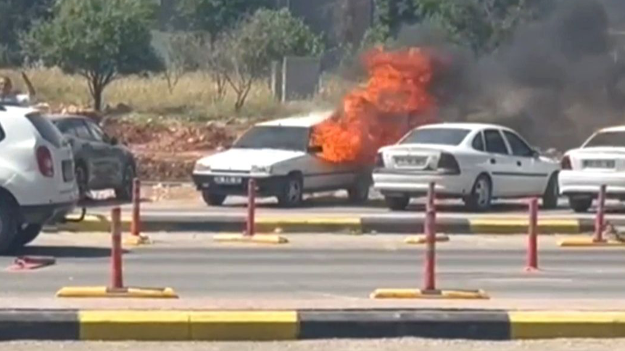 Urfa'da park halindeki araç alev topuna döndü!