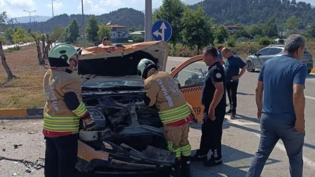 2 otomobil çarpıştı:Çok sayıda yaralı var!