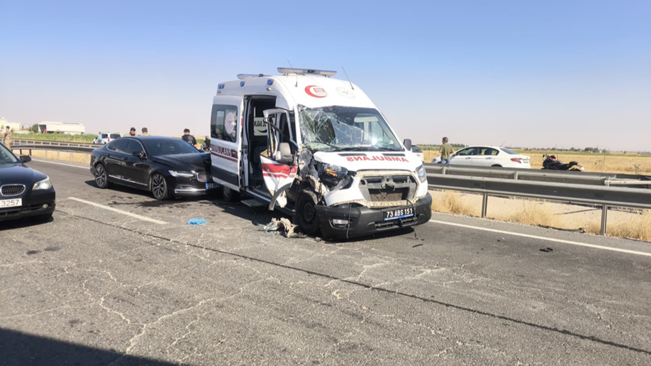 Ambulans zincirlemeye kazaya karıştı: Yaralılar var!