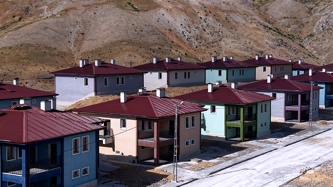 Bakan Kurum, inşa edilen köy evlerini paylaştı!