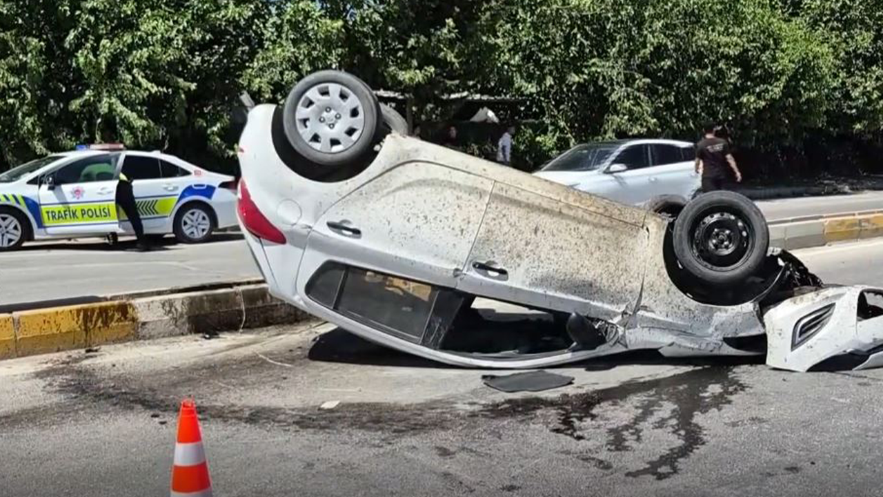 Bariyerlere çarpan otomobil takla attı: Yaralı var!